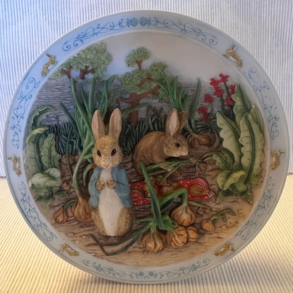 Vintage Authentic Original Peter Rabbit 3D Musical Collector Plate